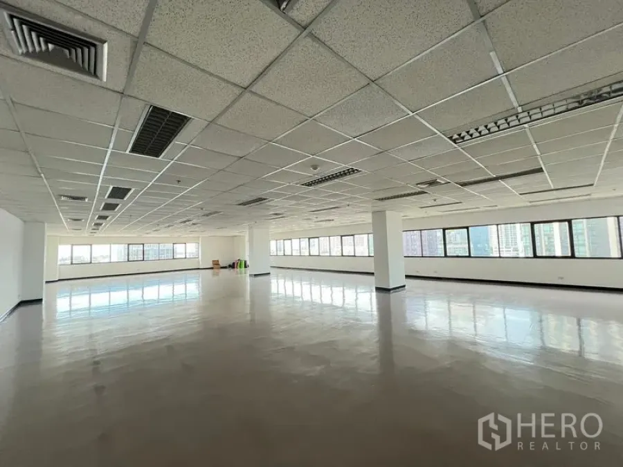 สำนักงาน ให้เช่าหรือขาย - พื้นออฟฟิศกว้าง พื้นสะท้อนแสง เสากลาง และแสงธรรมชาติจากหน้าต่างโดยรอบ