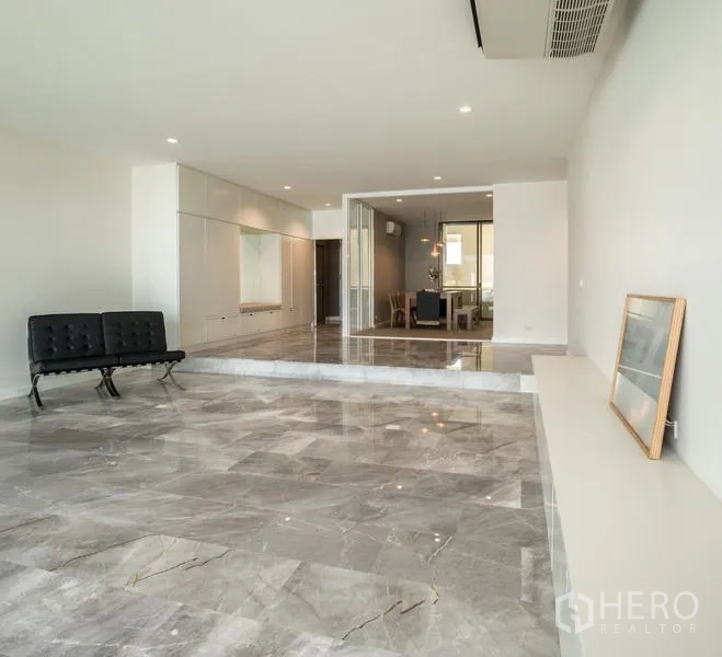 คอนโด ให้เช่าในKhlong San, Bangkok - โถงรับแขกขนาดใหญ่ พื้นหินอ่อนเงางามพร้อมพื้นที่ยกระดับ