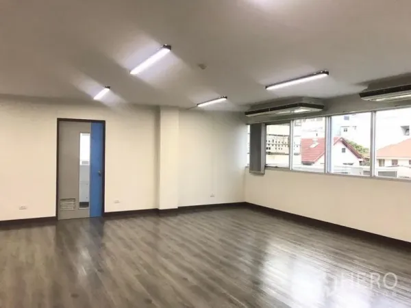 Office Space for rent in Bangkok Noi, Bangkok - Open workspace with blue‑trim door, neighborhood views from windows, and bright lighting.