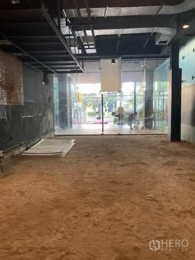 零售空间 出租在Watthana, Bangkok - 开间零售铺面，层高充足，整面落地玻璃临街门面。