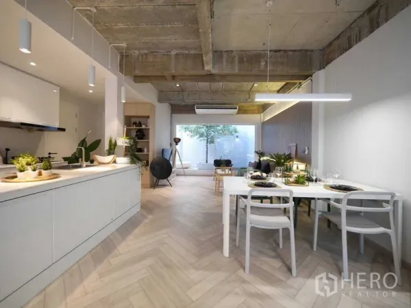 ทาวน์เฮาส์ ให้เช่าในWatthana, Bangkok - พื้นที่นั่งเล่น รับประทานอาหาร และครัวแบบเปิด พื้นลายก้างปลา เพดานคอนกรีต