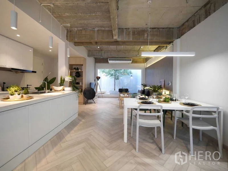 ทาวน์เฮาส์ ให้เช่าในWatthana, Bangkok - พื้นที่นั่งเล่น รับประทานอาหาร และครัวแบบเปิด พื้นลายก้างปลา เพดานคอนกรีต