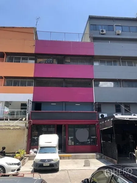อาคารพาณิชย์ ให้เช่าในWatthana, Bangkok - อาคารพาณิชย์ 4 ชั้น โทนสีชมพูสด พร้อมที่จอดรถหน้าตึก ในย่านเอกมัย