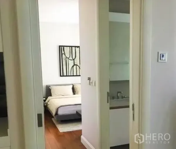 คอนโด ให้เช่าในPathum Wan, Bangkok - โถงทางเดินพร้อมประตูบานเลื่อนเชื่อมไปยังห้องนอนและเคาน์เตอร์อ่างล้างหน้า