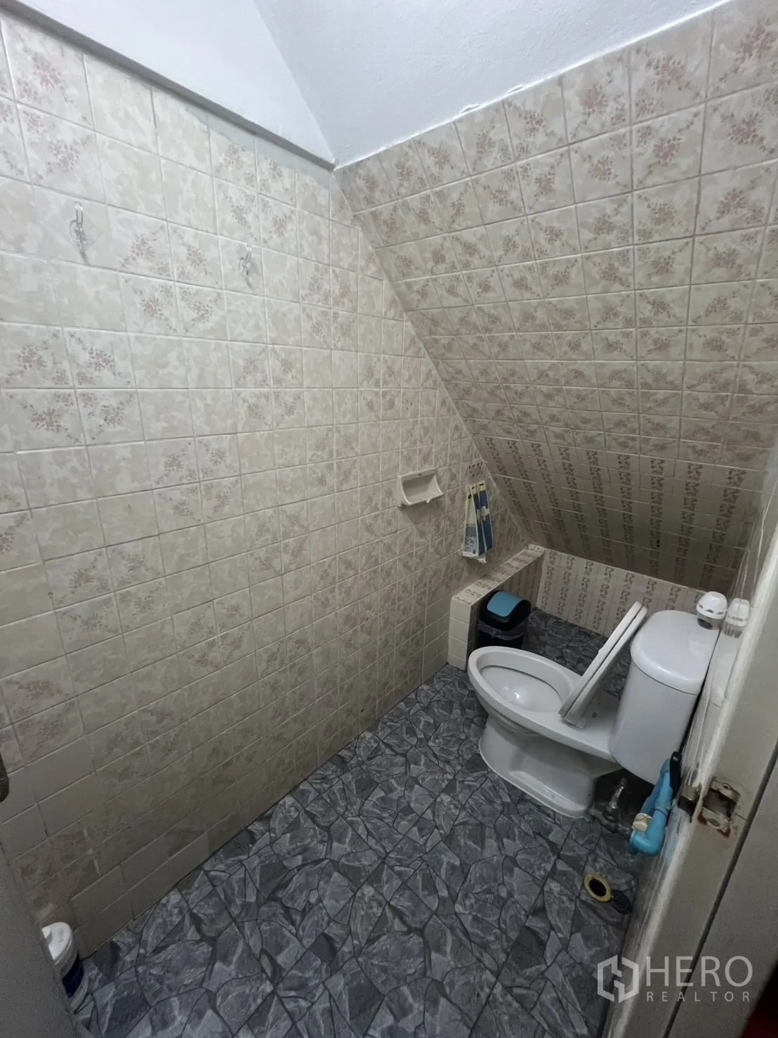 อาคารพาณิชย์ ให้เช่าในKhlong Toei, Bangkok - ห้องนอนเล็กเตียงเดี่ยวพร้อมเครื่องปรับอากาศ แสงไฟนุ่ม