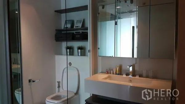 คอนโด ให้เช่าในKhlong San, Bangkok - ห้องน้ำร่วมสมัย เคาน์เตอร์อ่างล้างหน้า กระจกบานตู้ และห้องอาบน้ำกระจก