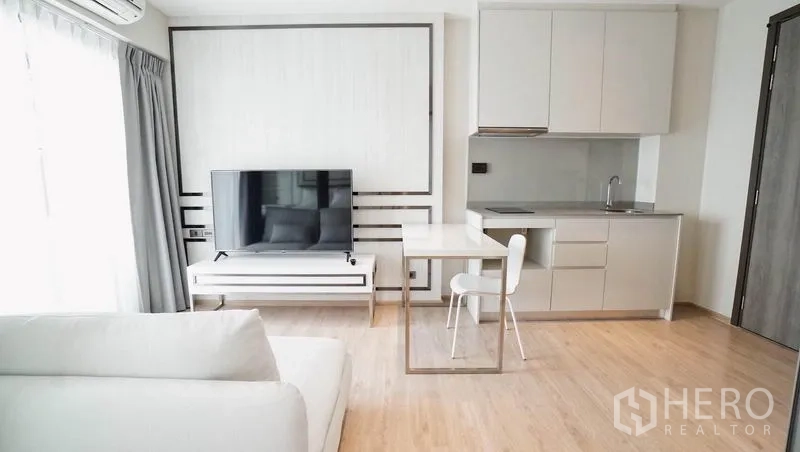 คอนโด ขายในKhlong Toei, Bangkok - โซนนั่งเล่นพร้อมทีวีขนาดใหญ่ ครัวมินิมอล และมุมทานอาหาร