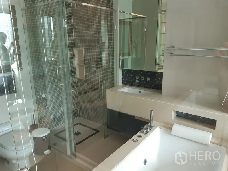 公寓 出租在Khlong Toei, Bangkok - 宽敞浴室展示独立雨淋淋浴、马桶与台上盆，旁为浴缸。