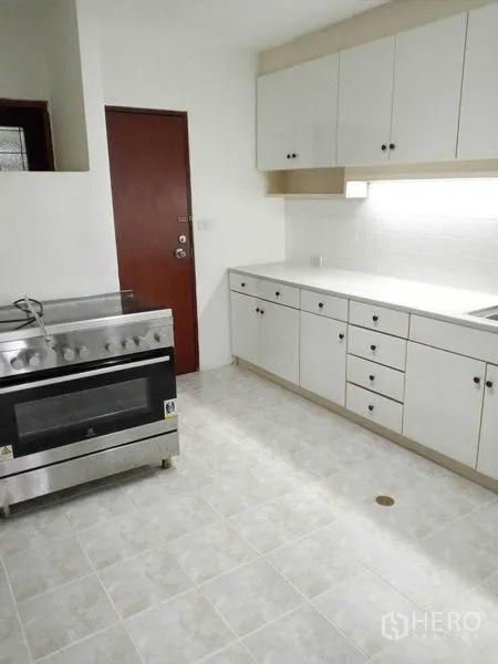 คอนโด ให้เช่าในWatthana, Bangkok - ครัวแยกตู้สีขาว พร้อมเตาอบสแตนเลส