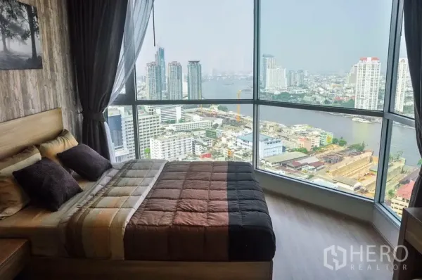 คอนโด ให้เช่าในSathon, Bangkok - ห้องนอนหน้าต่างกระจกเต็มบานมุมห้อง มองเห็นวิวแม่น้ำเจ้าพระยาแบบพาโนรามา