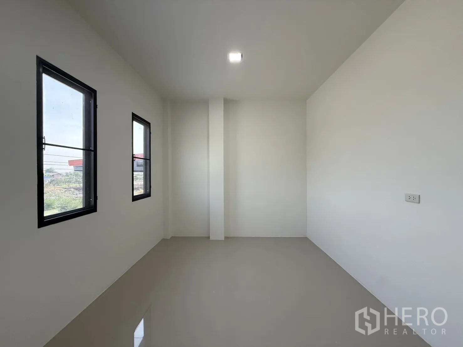 โกดัง for rent in Lam Luk Ka, Pathum Thani - พื้นที่ออฟฟิศยาวพร้อมหน้าต่างสองบานและพื้นเรียบ