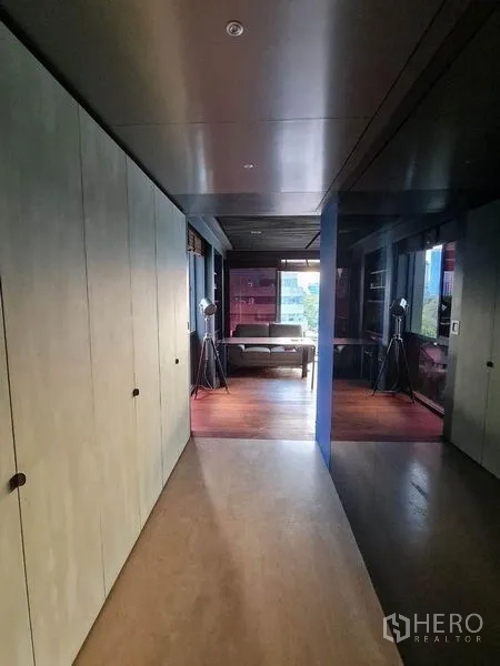 คอนโด ขายในPathum Wan, Bangkok - โถงทางเดินพร้อมตู้บิลท์อิน มุ่งสู่ห้องนั่งเล่นที่สว่างด้วยหน้าต่างบานใหญ่