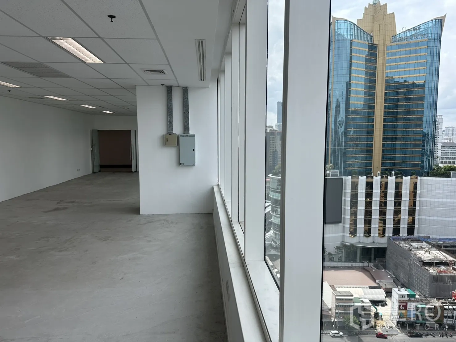 ออฟฟิศ for rent in Watthana, Bangkok - โถงทำงานติดหน้าต่างตลอดแนว มองเห็นอาคารสูงภายนอก.