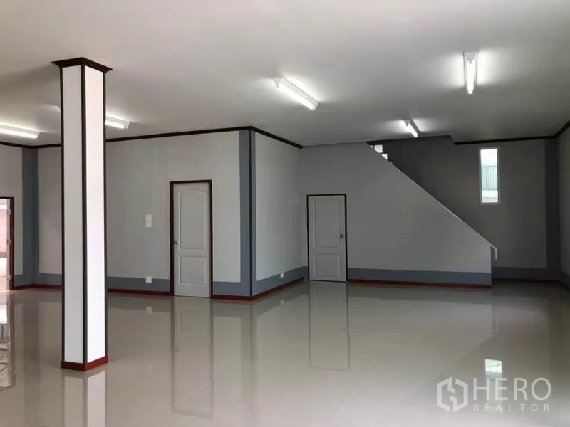โรงงาน ให้เช่าในMueang Samut Sakhon, Samut Sakhon - ออฟฟิศชั้นล่าง พร้อมบันไดและหลายประตูเชื่อมต่อ