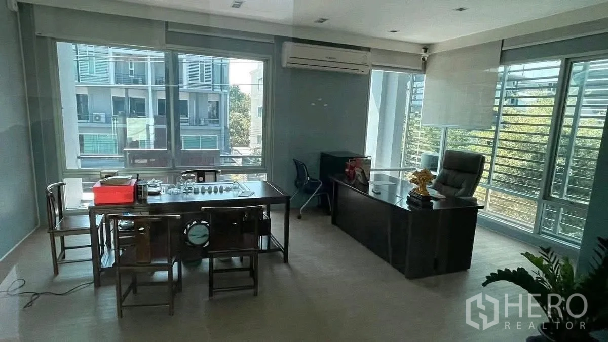 家庭办公室 for rent or sale in Wang Thonglang, Bangkok - 行政办公室，配办公桌、会议桌与宽窗景。