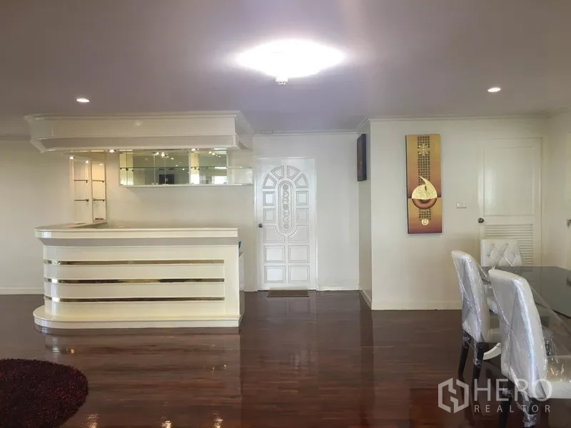 คอนโด ให้เช่าในWatthana, Bangkok - เคาน์เตอร์บาร์ทรงโค้งสีขาวและพื้นที่ทานอาหารสไตล์คลาสสิก