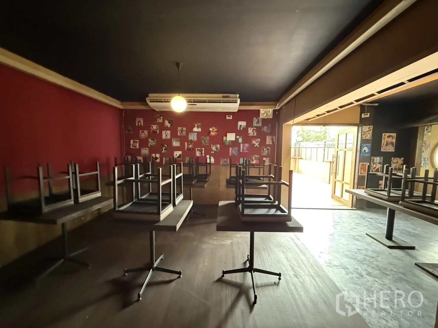 独立式住宅 出租在Watthana, Bangkok - 二层多功能房，红色强调墙与叠放桌子