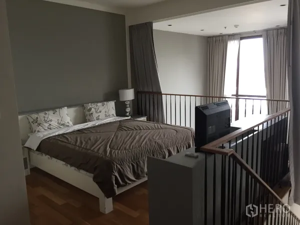 คอนโด ให้เช่าในKhlong Toei, Bangkok - ห้องนอนแบบดูเพล็กซ์บนชั้นลอย เตียงคิง พร้อมราวกันตก มองลงสู่โซนนั่งเล่น