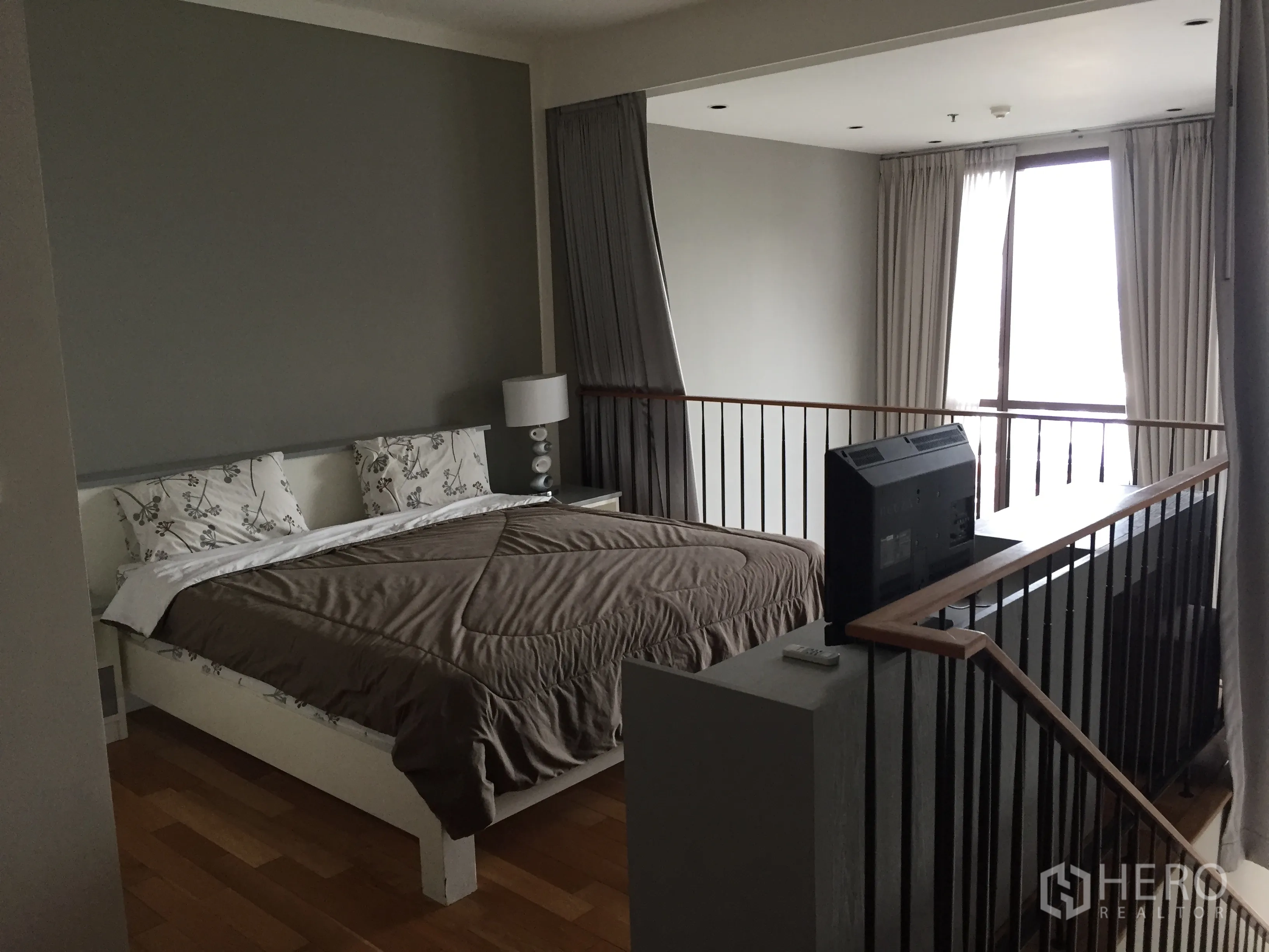 คอนโด ให้เช่าในKhlong Toei, Bangkok - ห้องนอนแบบดูเพล็กซ์บนชั้นลอย เตียงคิง พร้อมราวกันตก มองลงสู่โซนนั่งเล่น