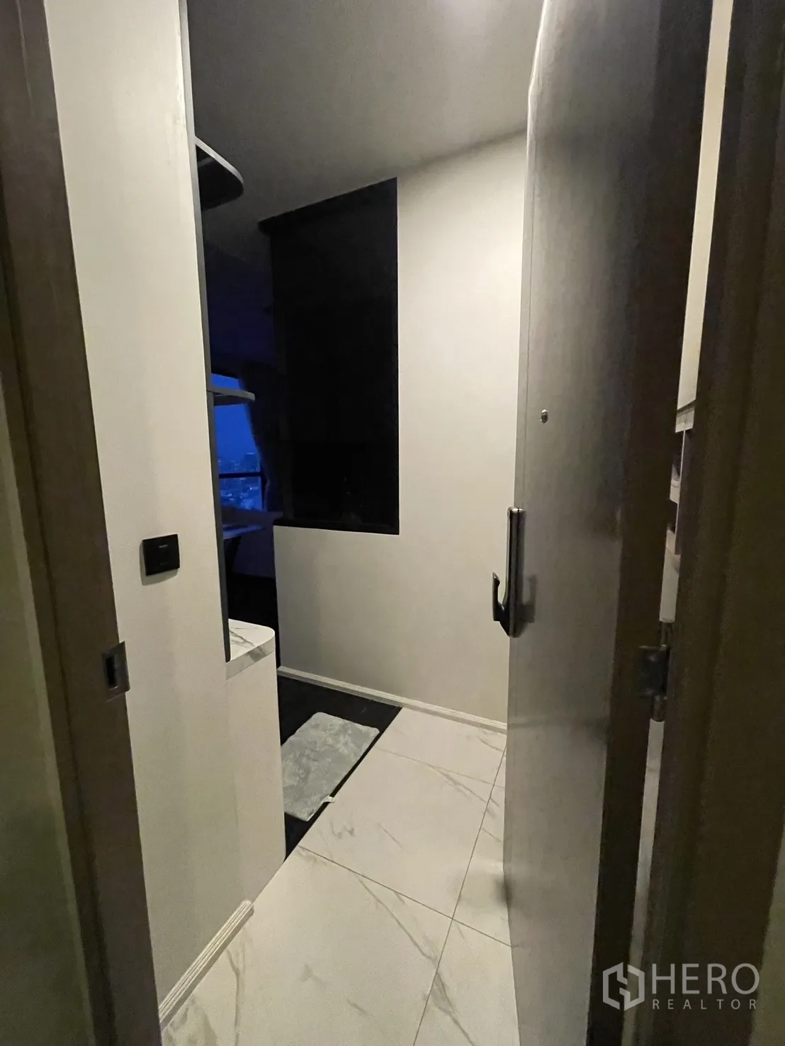 Condominium for rent in Watthana, Bangkok - Entryway with marble-look floor leading toward the living area.