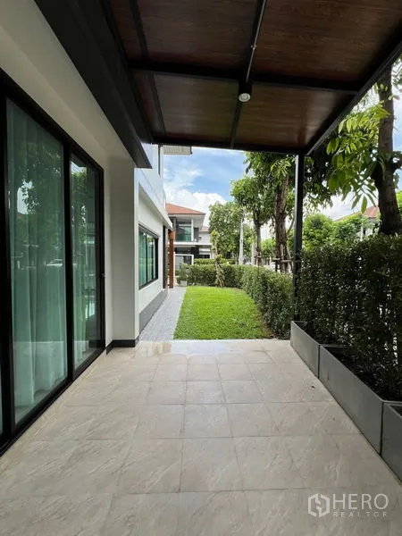 Detached House for rent in Bang Kapi, Bangkok - Rear terrace under canopy looking toward a private lawn.