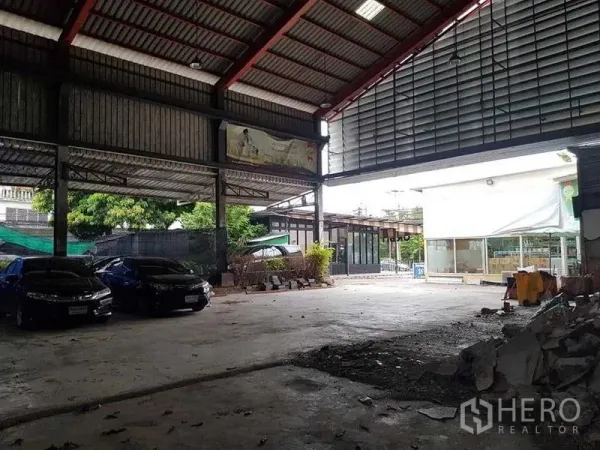 คลังสินค้า ให้เช่าในThung Khru, Bangkok - โถงโกดังเปิดโล่ง ประตูทางเข้าขนาดใหญ่ พร้อมพื้นที่จอดรถข้างอาคารกระจก