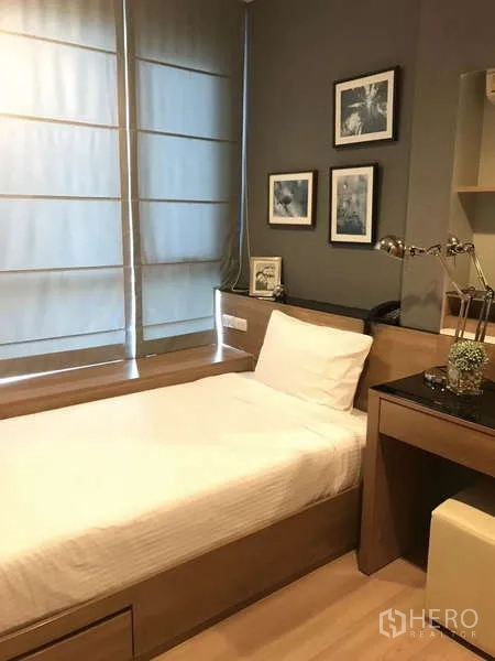 公寓 出租在Sathon, Bangkok - 次卧带单人床、内嵌书桌与墙面装饰，采光柔和。