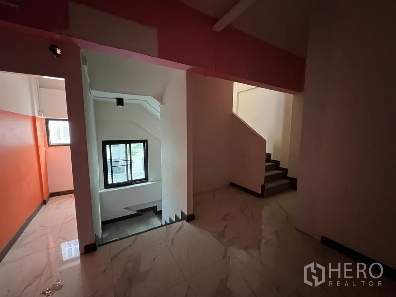 店屋 出租在Watthana, Bangkok - 楼梯平台，大理石质感地面与采光窗，连接各楼层。