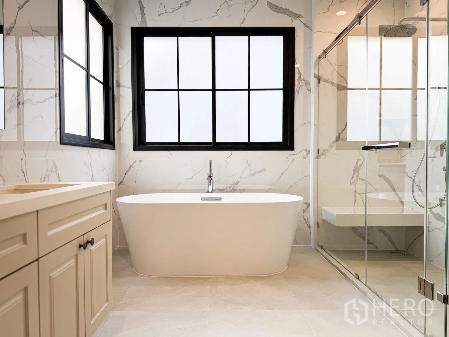 บ้านเดี่ยว for rent in Bang Khen, Bangkok - มุมมองห้องน้ำที่มีอ่างอาบน้ำ ฝักบัวเรนชาวเวอร์ในตู้กระจก และกระเบื้องลายหินอ่อน.