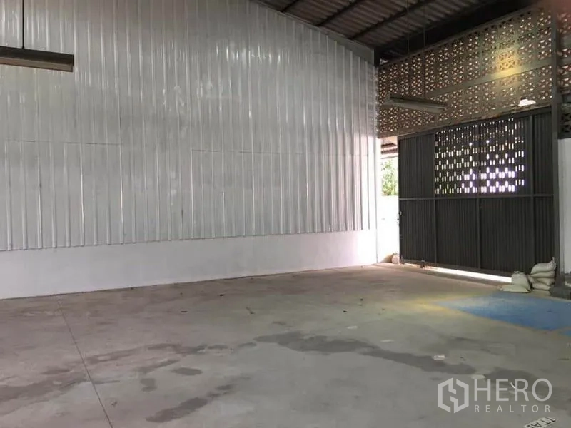 คลังสินค้า ให้เช่าในSamut Prakan - โซนทำงานภายในโกดัง ผนังเมทัลชีท ช่องลม และทางเข้าใหญ่