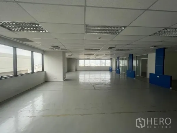 สำนักงาน ให้เช่า - พื้นที่ออฟฟิศเปิดโล่ง เพดานฝ้าทีบาร์ พร้อมหน้าต่างยาววิวเมือง