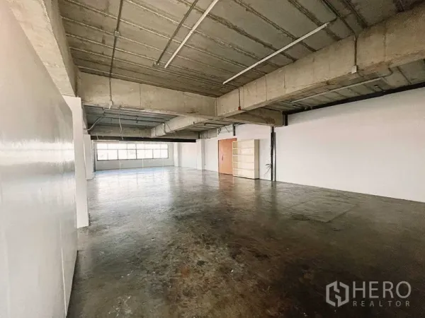 零售空间 出租在Yan Nawa, Bangkok - 开放式室内空间，外露混凝土天花与大幅窗墙。