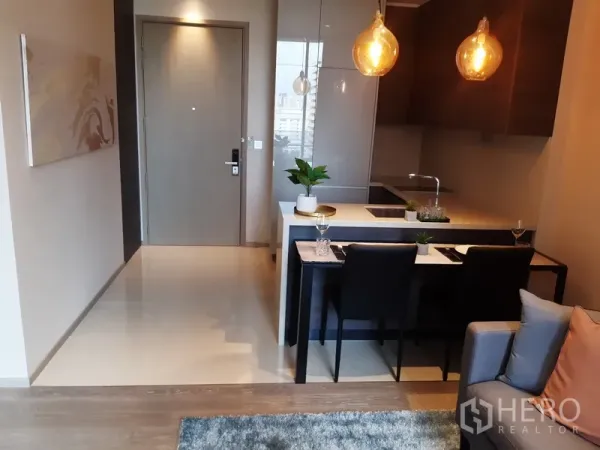 คอนโด ให้เช่าหรือขายในWatthana, Bangkok - ไอแลนด์ครัวพร้อมโคมไฟแขวน และชุดโต๊ะทานอาหารสำหรับสองที่อยู่ข้างประตูทางเข้า