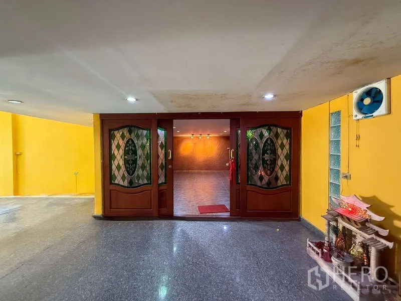 Home Office for rent in Khlong Toei, Bangkok - Entrance lobby with polished granite floor and wide patterned-glass wooden sliding doors.