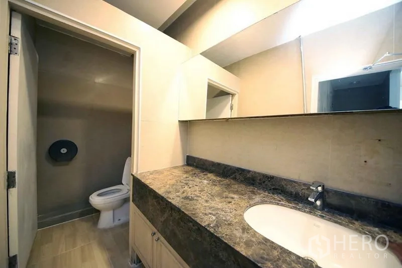 店屋 出租在Wang Thonglang, Bangkok - 客用卫生间，长石面台与大镜子，独立坐厕间。