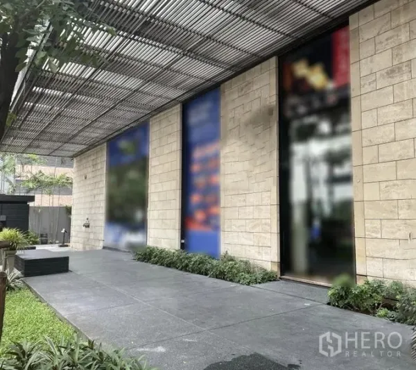 พื้นที่ขายปลีก ให้เช่า - ด้านหน้าร้านสไตล์หินทรายบนสุขุมวิท กระจกสูง ทางเดินกว้าง มีกันสาดและสวน