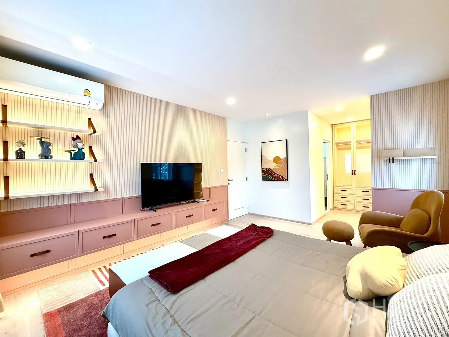 Detached House for rent in Bang Phli, Samut Prakan - Primary suite view toward walk‑in closet with built‑ins.