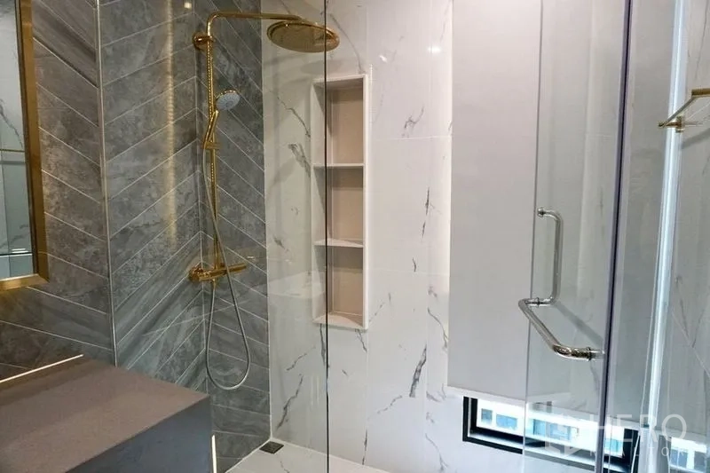 คอนโด ให้เช่าในKhlong Toei, Bangkok - ห้องน้ำกั้นกระจก ผนังหินอ่อน พร้อมฝักบัวเรนชาวเวอร์สีทอง