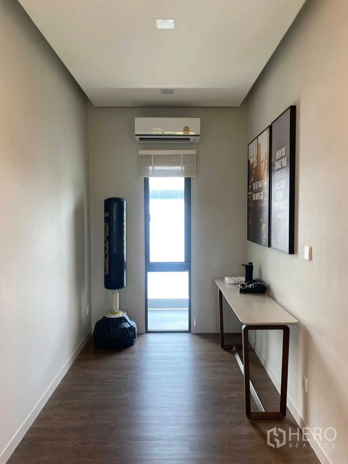 บ้านเดี่ยว for rent or sale in Bang Phli, Samut Prakan - ห้องอเนกประสงค์ยาวมีหน้าต่าง เครื่องปรับอากาศ และกระสอบทรายซ้อม.