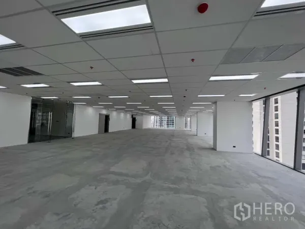 办公空间 出租 - 开放式400平米办公楼层，吊顶LED灯、玻璃入口与落地窗，可观城市景观，位于Ploenchit。