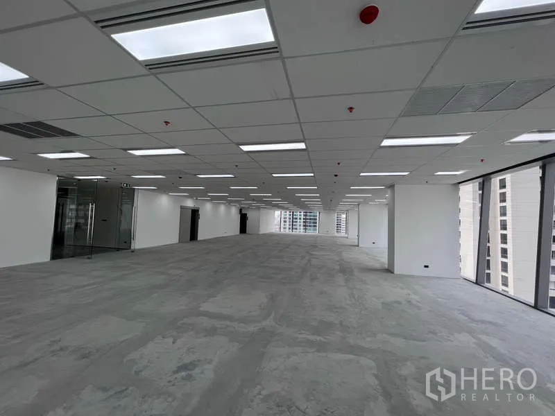 办公空间 出租 - 开放式400平米办公楼层，吊顶LED灯、玻璃入口与落地窗，可观城市景观，位于Ploenchit。