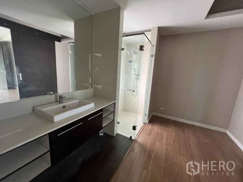 ทาวน์เฮาส์ ให้เช่าหรือขายในKhlong Toei, Bangkok - มุมโต๊ะอ่างล้างหน้าห้องนอนและห้องอาบน้ำกระจกในตัว