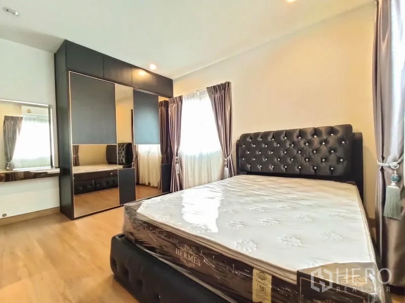Detached House for rent - Second bedroom with mirrored wardrobe, tufted bed and wood flooring