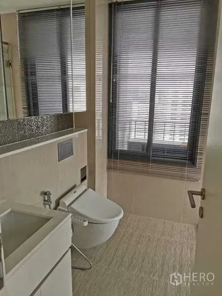 公寓 出租或出售在Phra Khanong, Bangkok - 第二浴室设百叶窗、壁挂式智能马桶与紧凑洗手台。