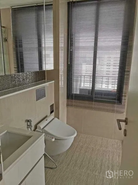 公寓 出租或出售在Phra Khanong, Bangkok - 第二浴室设百叶窗、壁挂式智能马桶与紧凑洗手台。