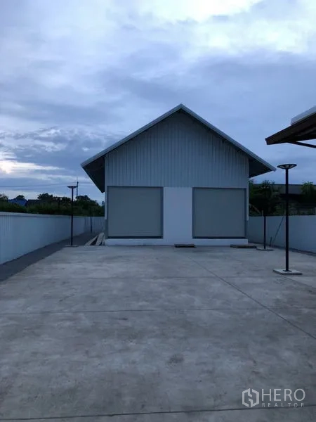 คลังสินค้า ให้เช่าในBueng Kum, Bangkok - ทางเข้าลานคอนกรีตกว้างทอดสู่ด้านหน้าคลังสินค้า