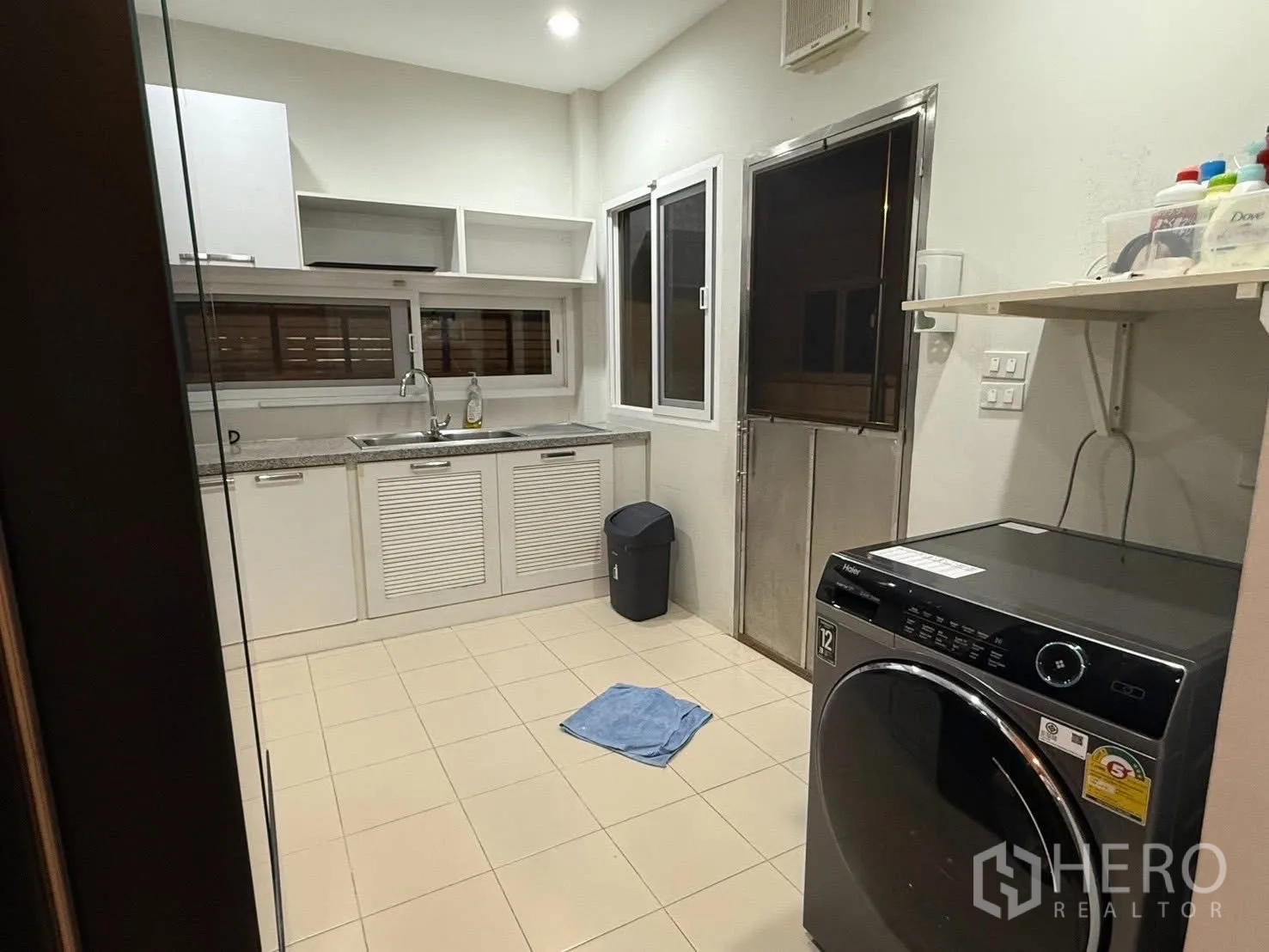 Detached House for rent in Bang Na, Bangkok - Separate Thai kitchen and laundry area with sink, washer and windows.