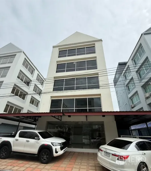 สำนักงาน ให้เช่าในBueng Kum, Bangkok - ด้านหน้าอาคารสำนักงานหลายชั้น มีที่จอดรถและประตูกระจก