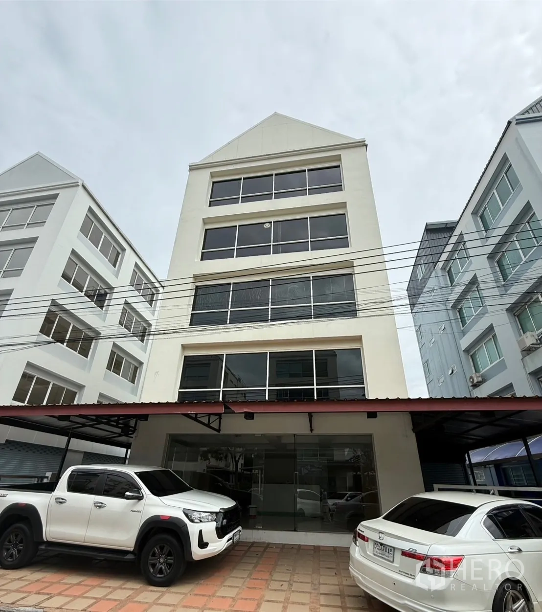 สำนักงาน ให้เช่าในBueng Kum, Bangkok - ด้านหน้าอาคารสำนักงานหลายชั้น มีที่จอดรถและประตูกระจก