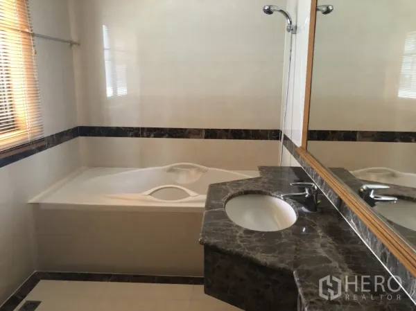 房间 出租在Bang Rak, Bangkok - 浴室设浴缸、超大镜面与大理石洗手台